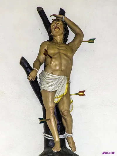 Figur des heiligen Sebastian, an einen Baumstamm gebunden und von drei Pfeilen durchbohrt