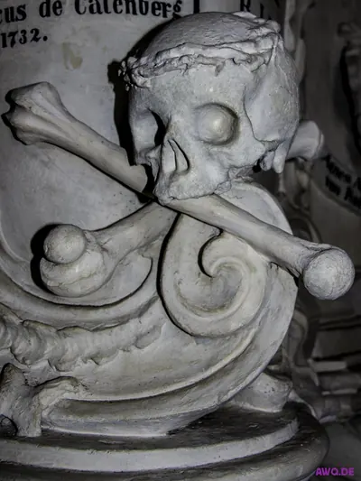 Steinrelief mit Totenschädel und gekreuzten Knochen an einem Grabmal von 1732