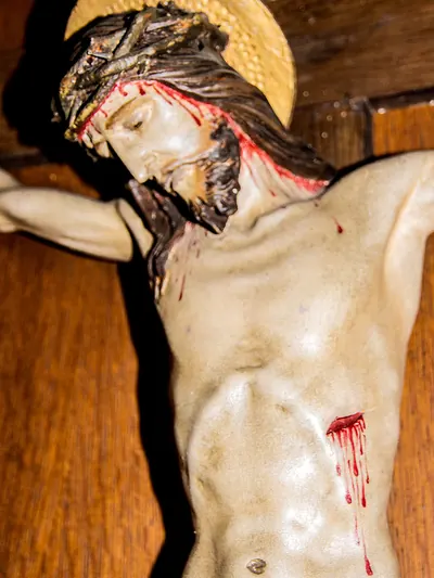Kruzifixfigur mit Dornenkrone, Blut rinnt aus den Stirnwunden und aus der Seitenwunde