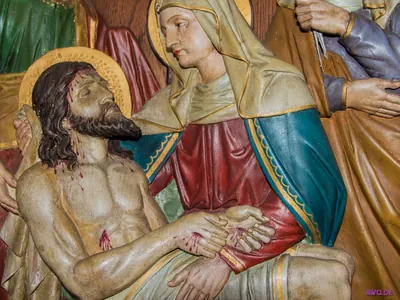 Kreuzwegrelief: Maria hält die blutende Hand des vom Kreuz abgenommenen Jesus