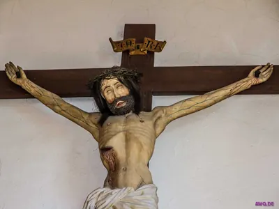 Großes Wandkruzifix mit INRI-Tafel, Dornenkrone und blutender Seitenwunde