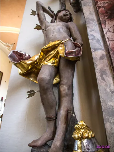 Sebastiansfigur mit goldenem Lendentuch, von Pfeilen in Hals und Bein getroffen