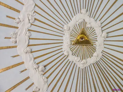 Auge der Vorsehung im goldenen Dreieck, umgeben von Stuckengeln und Strahlenkranz an der Kirchendecke