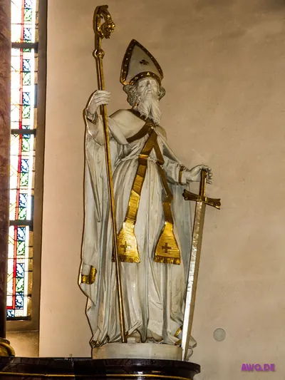 Weiß gefasste Bischofsfigur mit Mitra und Krummstab, in der Hand ein großes Schwert