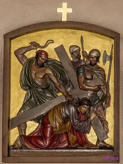 Kreuzwegstation vor Goldgrund: Jesus bricht unter dem Kreuz zusammen, ein Mann holt mit der Geißel aus