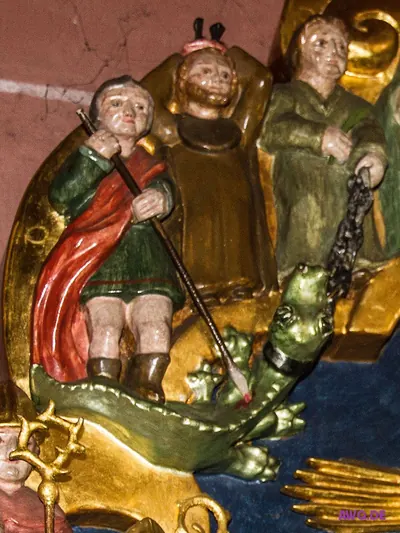 Bemalte Reliefgruppe: Figuren erschlagen mit Speer und Kette einen grünen Drachen