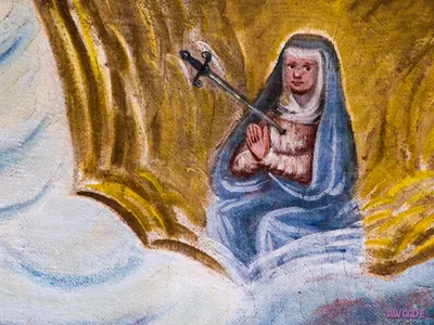 Wandmalerei: eine betende Ordensfrau mit einem Schwert in der Brust, umgeben von goldenen Flammen