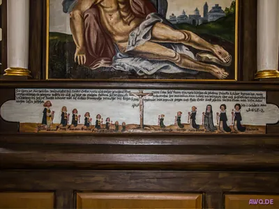 Gemälde des toten Christus über einer bemalten Leiste mit Trauerzug und Kreuz