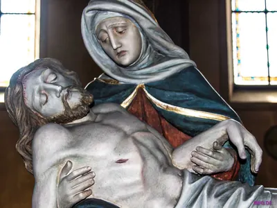 Pietà aus der Nähe: Maria hält den toten Jesus mit Wundmalen im Arm