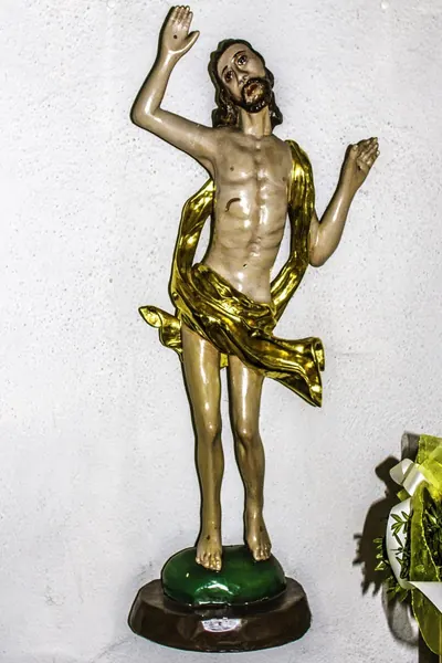 Figur des auferstandenen Christus mit goldenem Tuch und Wundmalen an Händen und Seite