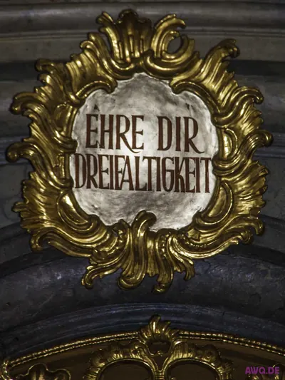 Vergoldete Rokoko-Kartusche mit der Inschrift „Ehre dir Dreifaltigkeit“