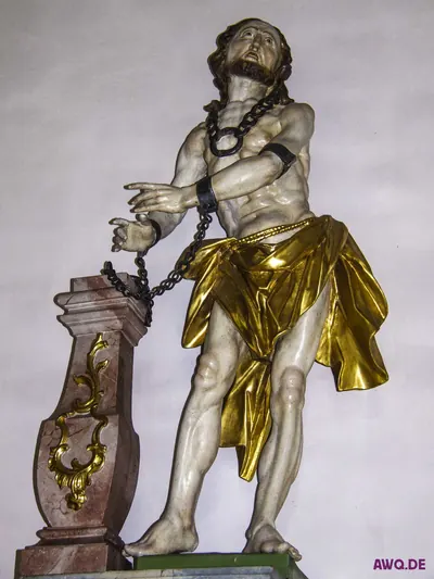 Figur des gegeißelten Christus, mit Ketten an eine Säule gefesselt