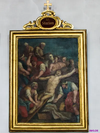 Kreuzwegbild „XI. Station“ im Goldrahmen: Jesus wird ans Kreuz genagelt