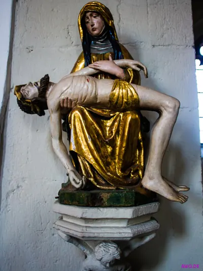 Spätgotische Pietà: Maria mit goldenem Gewand hält den ausgezehrten Leichnam Jesu