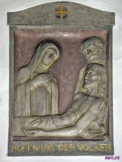 Bronzerelief mit der Inschrift „Hoffnung der Völker“: Maria und ein Greis betrauern den toten Jesus