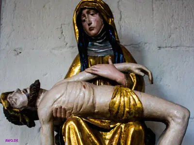 Pietà: Maria in Gold und Blau hält den ausgezehrten Leichnam Jesu auf dem Schoß