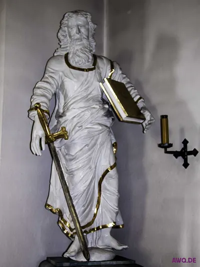 Weiß-goldene Figur des Apostels Paulus mit Schwert und aufgeschlagenem Buch