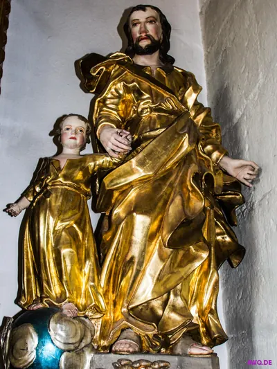 Vergoldete Figur des heiligen Josef, neben ihm das Jesuskind auf einer blauen Weltkugel