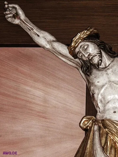Detail einer Kruzifixfigur: ausgestreckter Arm mit durchbohrter Hand, der Kopf trägt die Dornenkrone