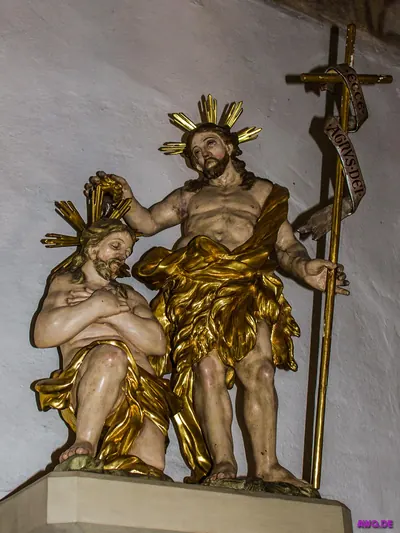 Auferstehungsgruppe: Christus mit Kreuzstab und Strahlenkranz über einem schlafenden Grabwächter