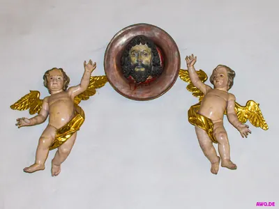 Abgeschlagener Kopf Johannes des Täufers auf einer Schale, flankiert von zwei geflügelten Putten