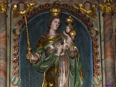 Gekrönte Marienfigur mit Zepter und dem ebenfalls gekrönten Jesuskind