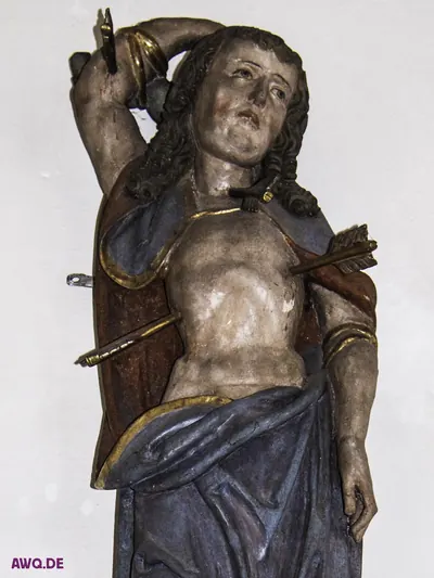 Sebastiansfigur mit blauem Tuch, mehrere Pfeile stecken in Brust und Armen