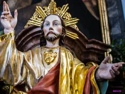 Herz-Jesu-Figur mit goldenem Strahlenkranz und dem dornenumwundenen Herzen auf der Brust