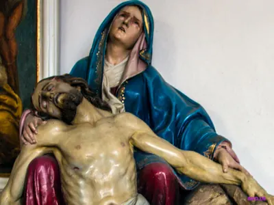 Pietà: Maria blickt nach oben, während sie den Leichnam Jesu hält