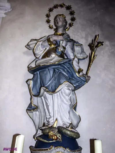 Immaculata mit Sternenkranz, die auf dem Kopf eines gehörnten Teufels steht