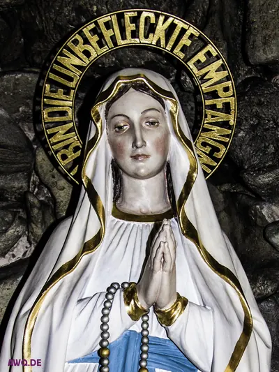 Lourdes-Madonna in einer Felsgrotte, im Strahlenkranz die Worte „Ich bin die unbefleckte Empfängnis“
