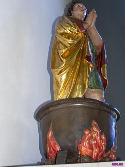 Nahaufnahme der Märtyrerfigur im Kessel über gemalten Flammen