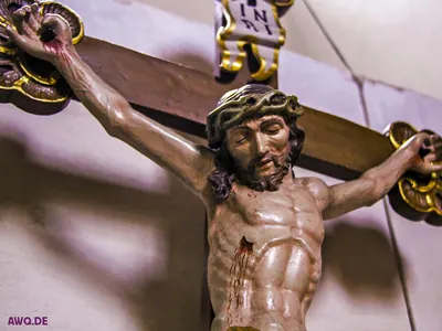 Kruzifixfigur mit Dornenkrone, Blut rinnt über Brust und Arme