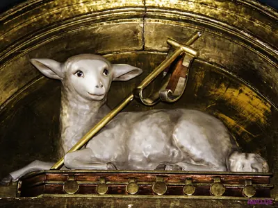 Lamm Gottes mit Kreuzstab, liegend vor vergoldetem Hintergrund