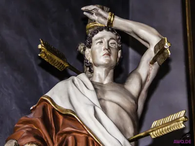 Nahaufnahme einer Sebastiansfigur: Pfeile durchbohren Arme und Brust
