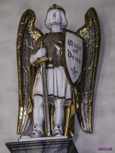 Weiß-goldene Figur des Erzengels Michael mit Schwert und Schild „Quis ut Deus“