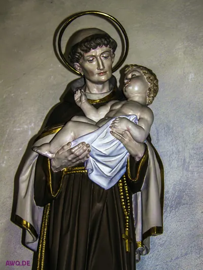Figur des heiligen Antonius mit Heiligenschein, der das Jesuskind auf dem Arm hält