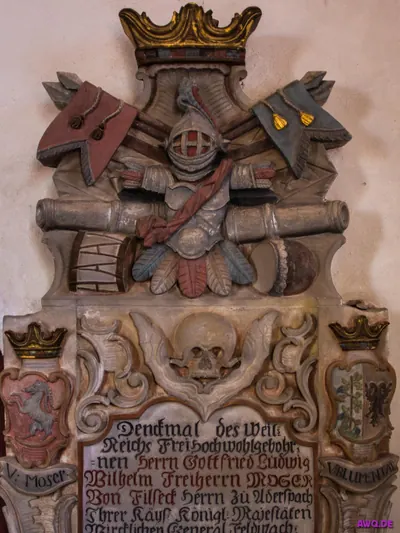 Epitaph mit Ritterhelm, Wappen, Kanonen und einem Totenschädel über der Inschriftentafel