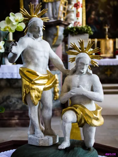 Zwei Christusfiguren mit goldenen Strahlenkränzen: stehend mit Wundmalen und sitzend als Schmerzensmann