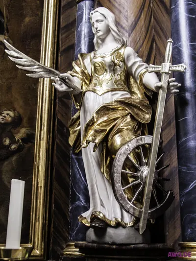 Figur der heiligen Katharina mit Schwert, Rad und Palmzweig