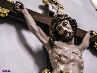 Kruzifixfigur mit Dornenkrone, Blut tropft aus Nagel- und Seitenwunden