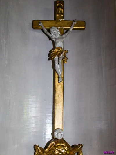 Vergoldetes Altarkreuz mit weißer Christusfigur und goldenem Lendentuch