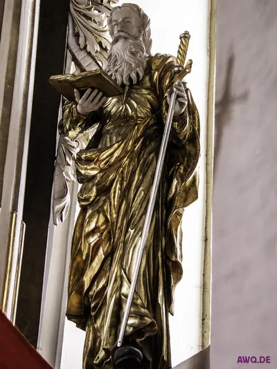 Vergoldete Figur des Apostels Paulus mit aufgeschlagenem Buch und Schwert