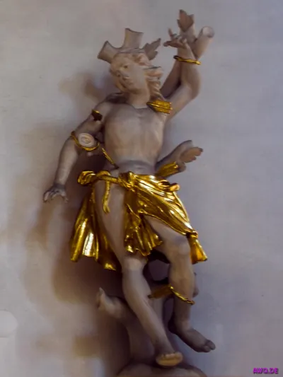 Weiß-goldene Sebastiansfigur am Baumstumpf, die Arme nach oben gebunden, abgebrochene Pfeile in Arm und Bein