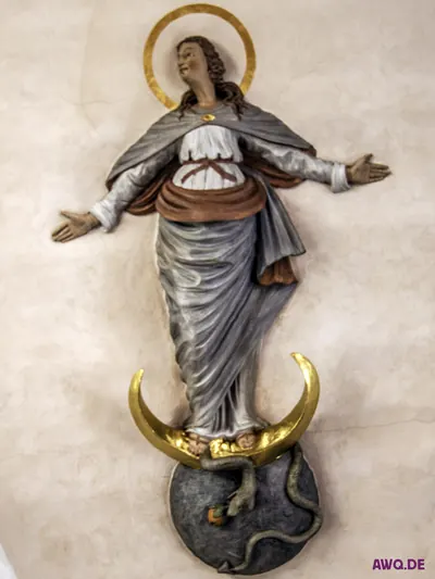 Marienfigur auf der Mondsichel über einer Weltkugel, um die sich eine Schlange mit einem Apfel windet