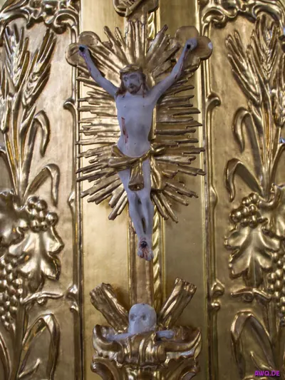 Vergoldete Tabernakeltür mit kleiner Christusfigur im Strahlenkranz und Ährenrelief