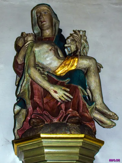 Spätgotische Pietà: Maria in Rot und Blau hält den Leichnam Jesu mit blutender Seitenwunde