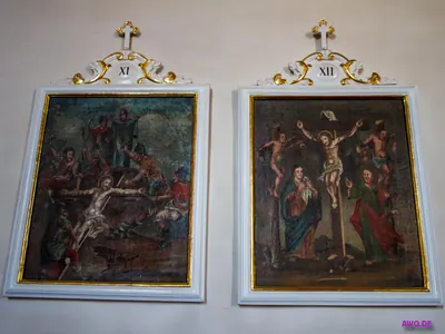 Zwei gerahmte Kreuzwegbilder: XI. Annagelung und XII. Kreuzigung