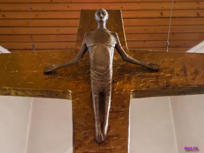 Modernes Bronzekreuz mit stilisierter, langgezogener Christusfigur