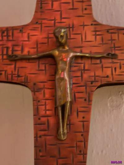 Rot glasiertes Keramikkreuz mit kleiner Bronzefigur des Gekreuzigten